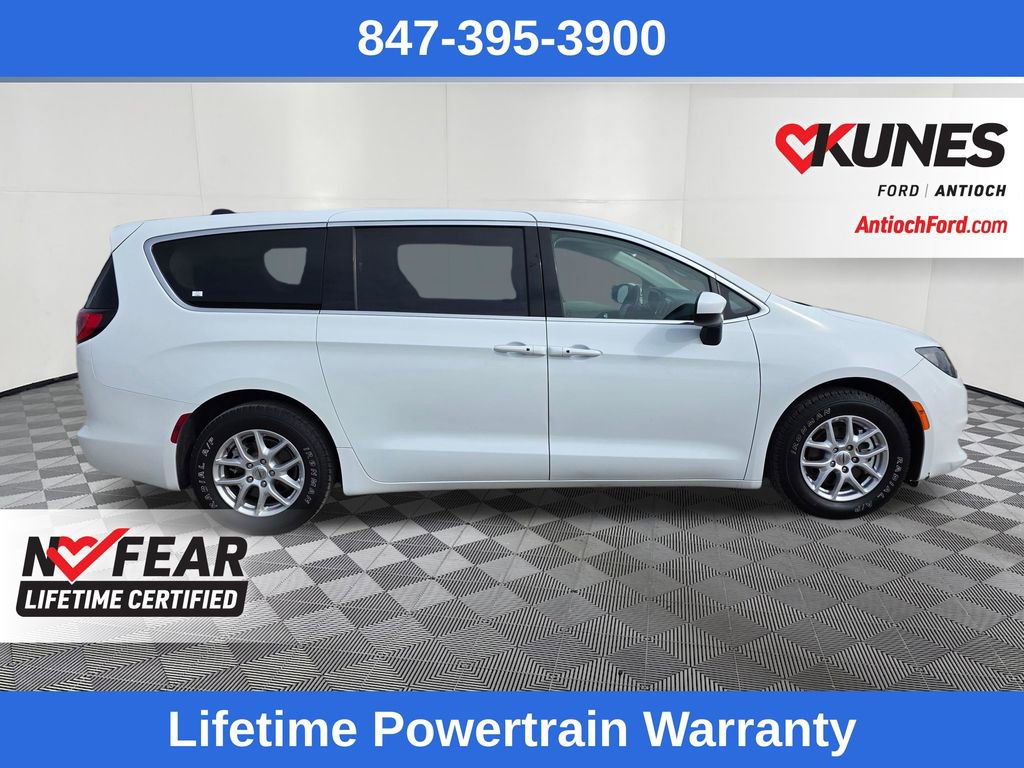 Used 2022 Chrysler Voyager LX FWD image 8