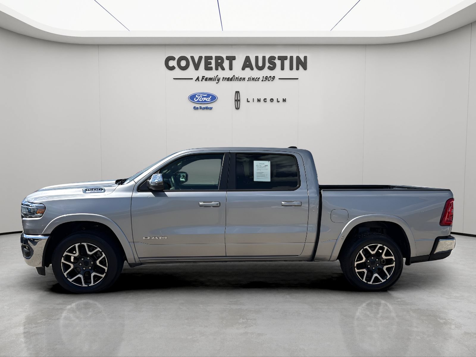 Used 2025 RAM 1500 Laramie AWD/4WD image 2