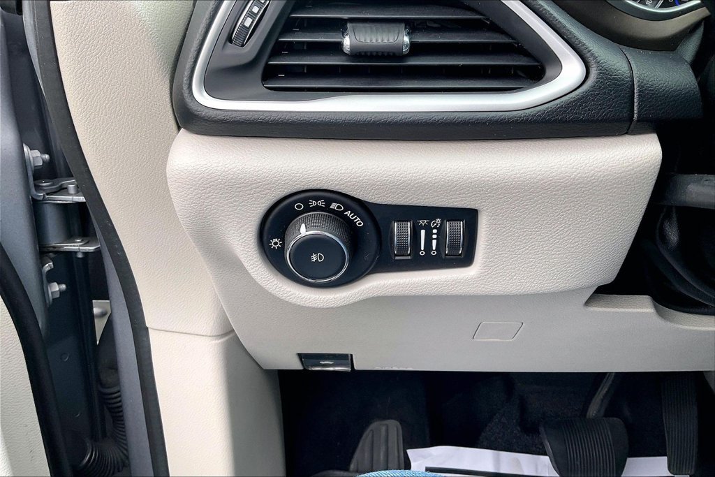 Used 2019 Chrysler Pacifica Touring Plus w/ Cold Weather Group FWD image 37