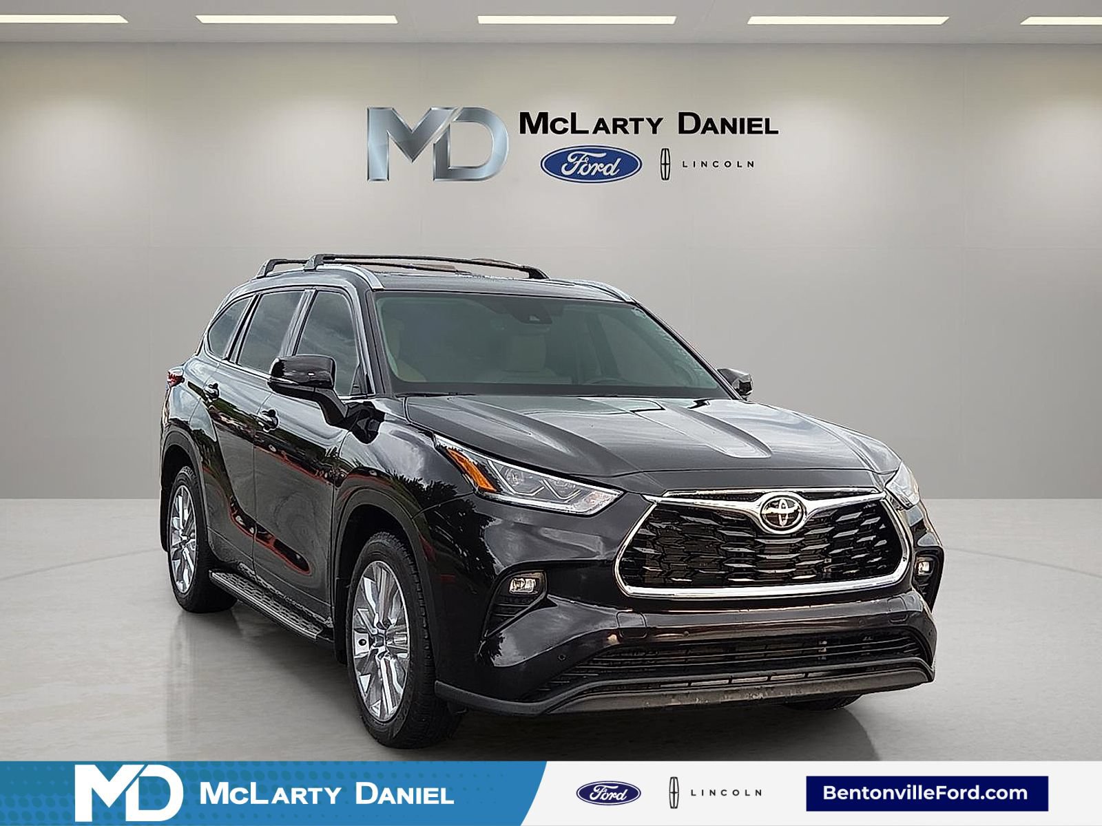 Used 2021 Toyota Highlander Limited FWD image 1