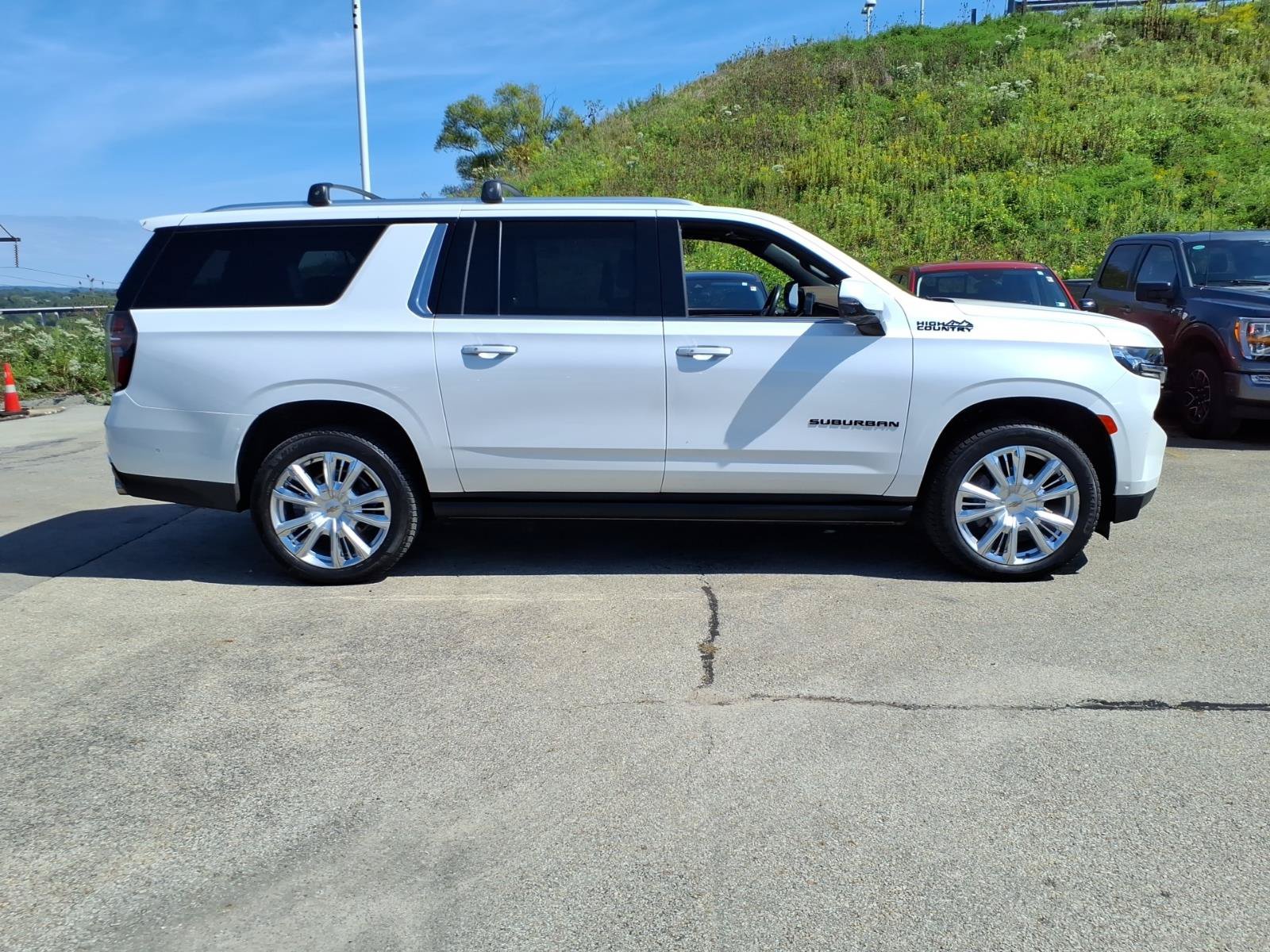 Used 2023 Chevrolet Suburban High Country w/ Advanced Technology Package AWD/4WD image 2