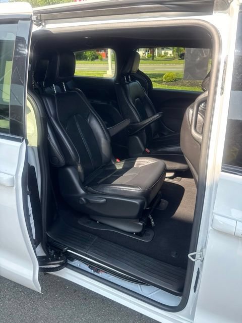 Used 2024 Chrysler Pacifica Limited FWD image 21