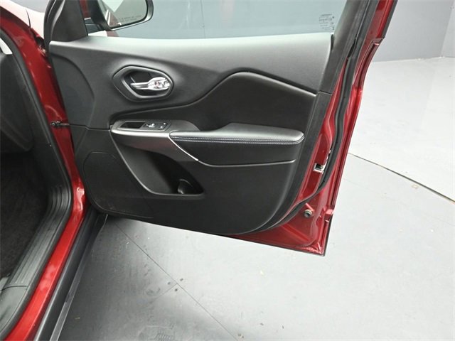 Used 2019 Jeep Cherokee Latitude w/ Cold Weather Group image 48