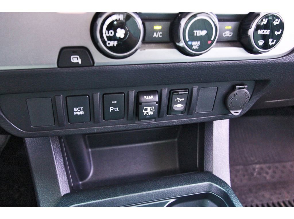 Used 2018 Toyota Tacoma SR5 RWD image 28