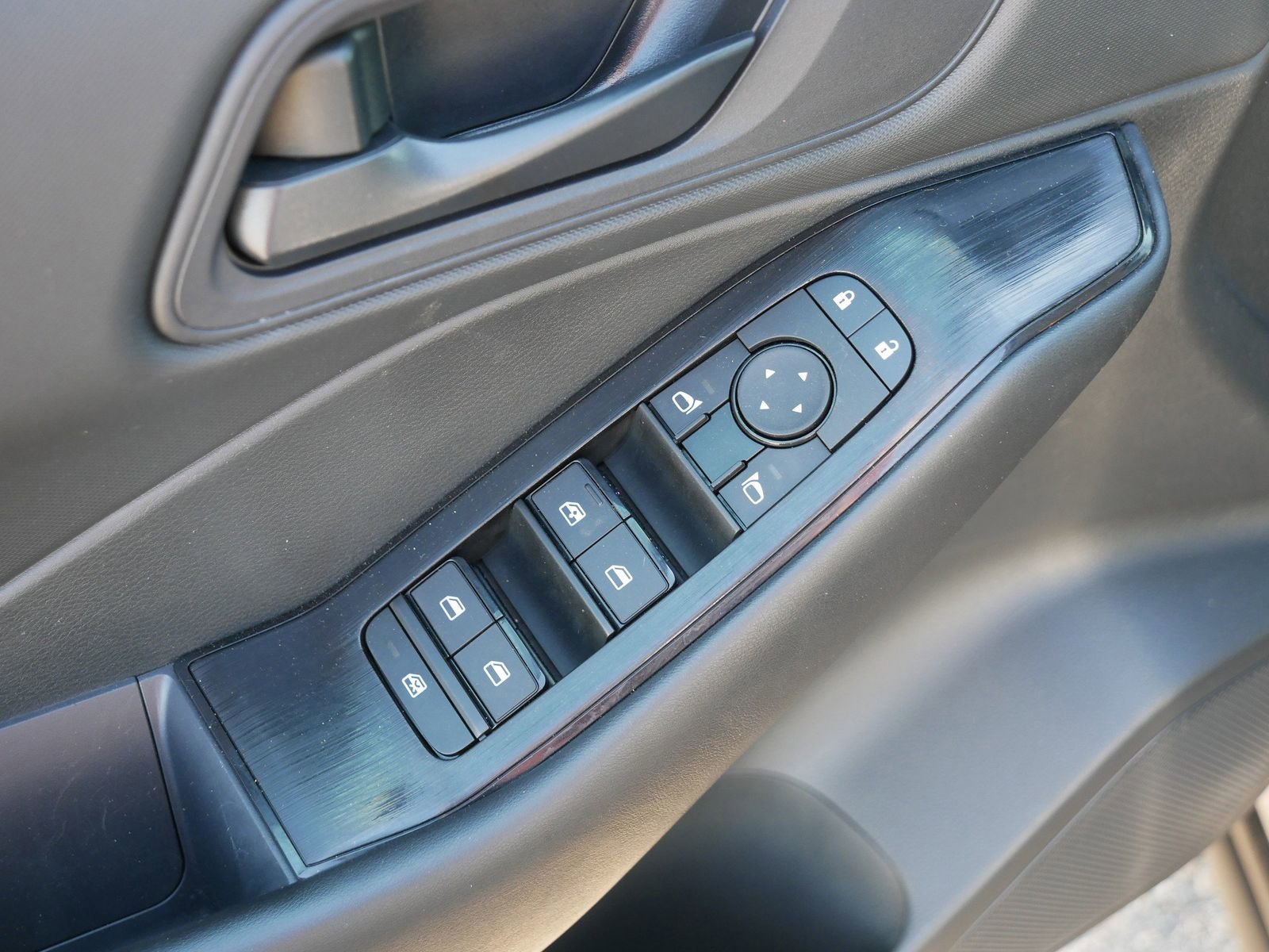 Used 2024 Nissan Rogue S AWD/4WD image 17