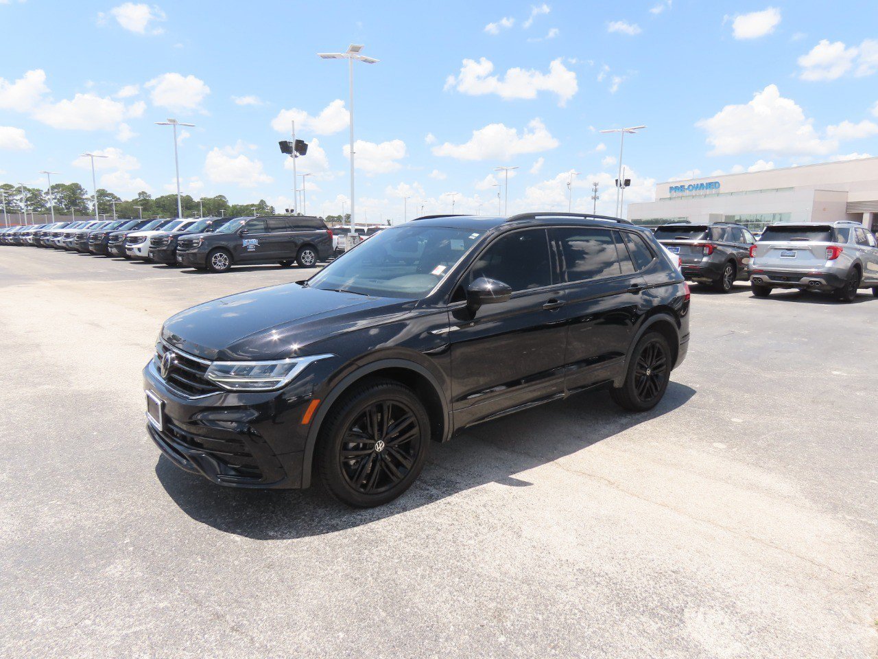 Used 2022 Volkswagen Tiguan SE R-Line AWD/4WD image 2