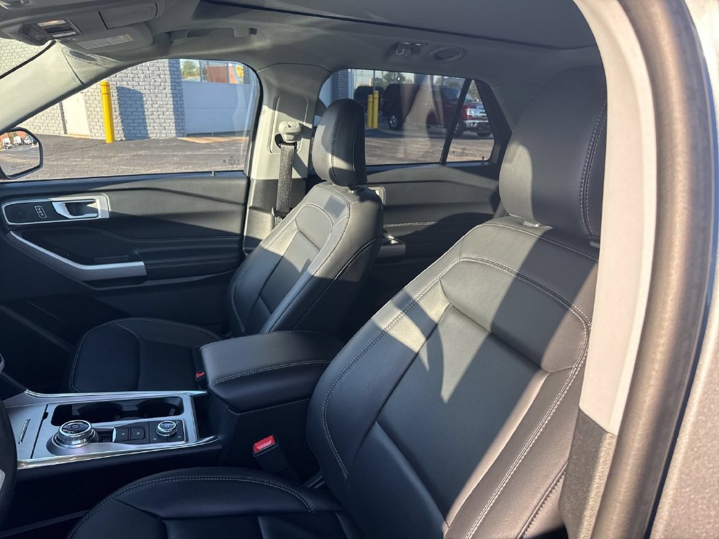 Certified 2023 Ford Explorer XLT w/ Equipment Group 202A AWD/4WD image 9