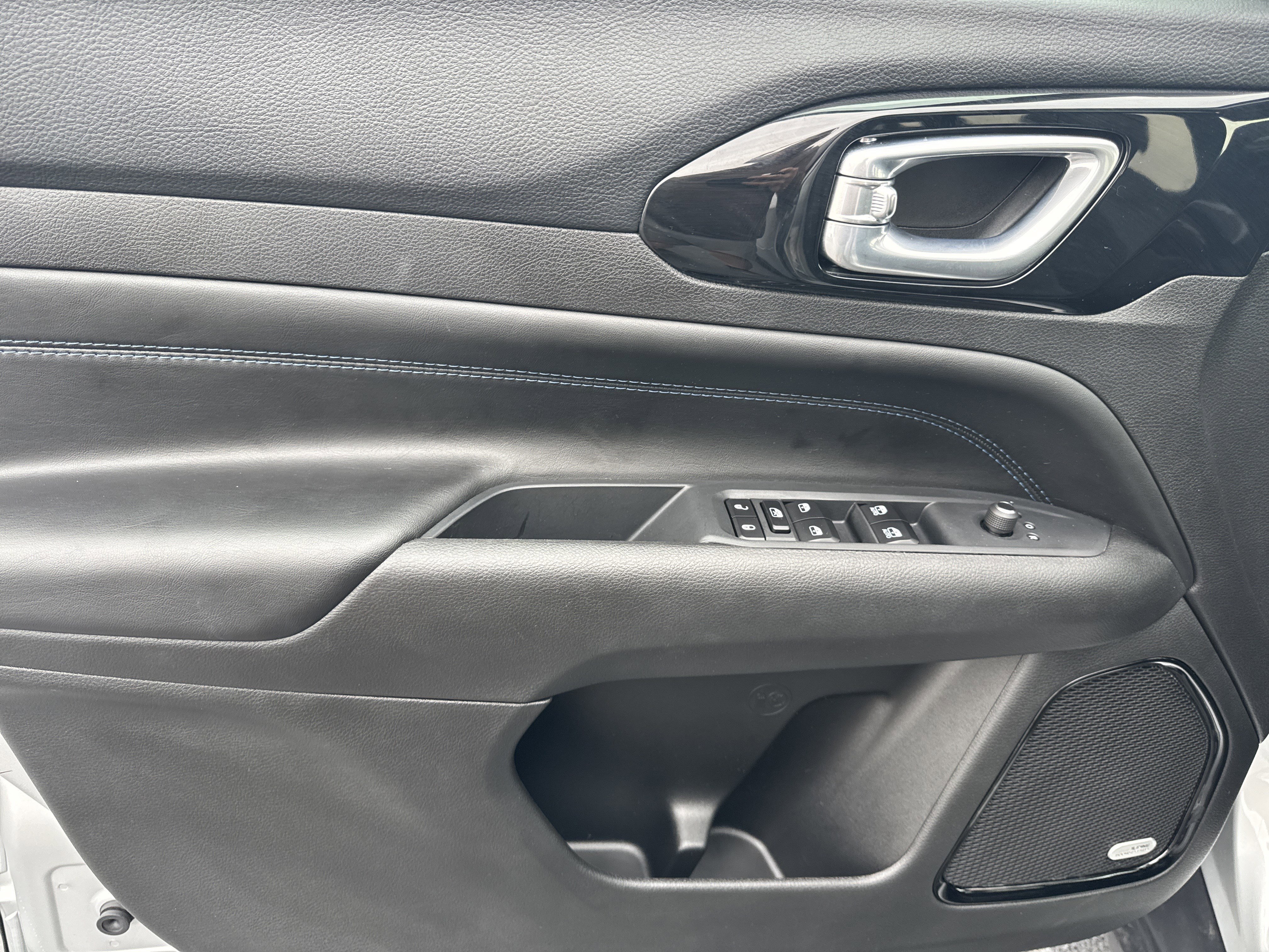 Used 2025 Jeep Compass Limited w/ Sun & Sound Group image 10