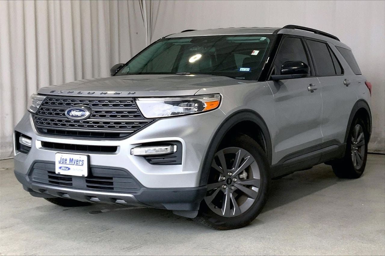 Certified 2022 Ford Explorer XLT w/ Equipment Group 202A RWD image 2