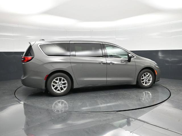 Used 2023 Chrysler Pacifica Touring-L image 2