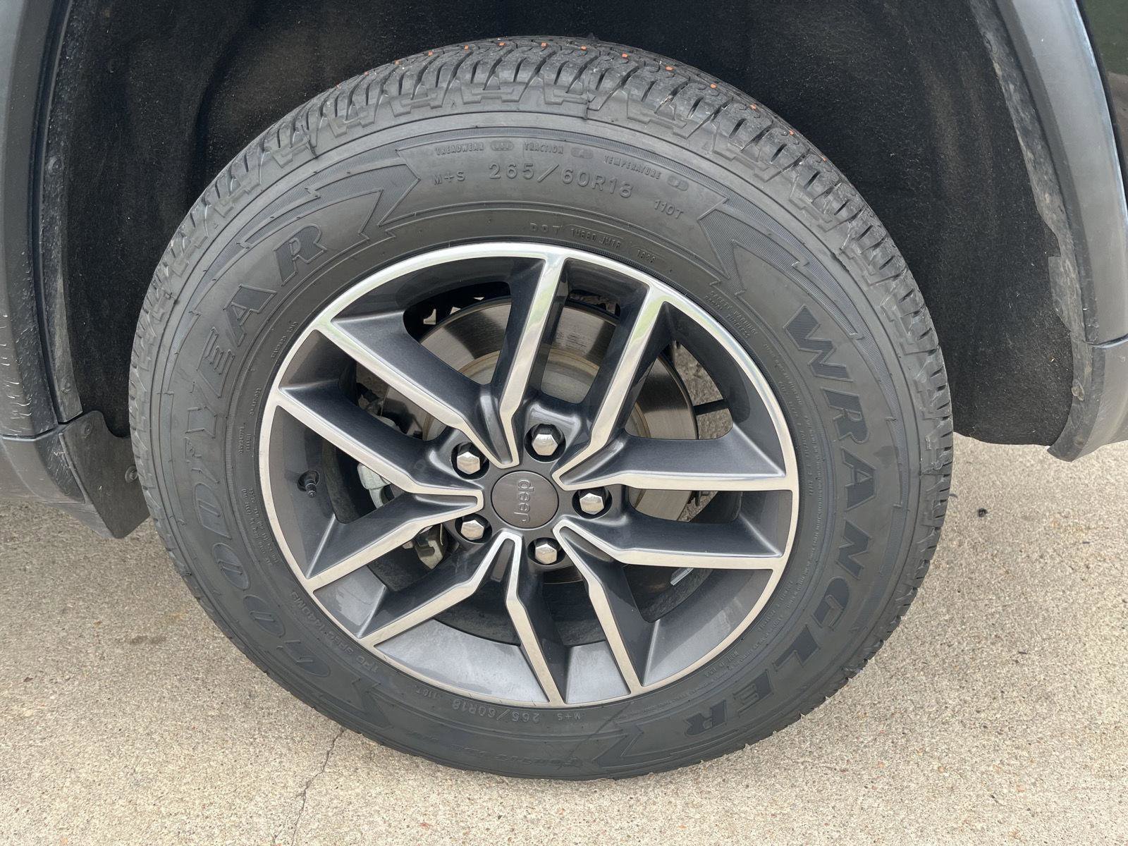 Used 2019 Jeep Grand Cherokee Laredo w/ 18" Wheel & 8.4" Radio Group AWD/4WD image 11