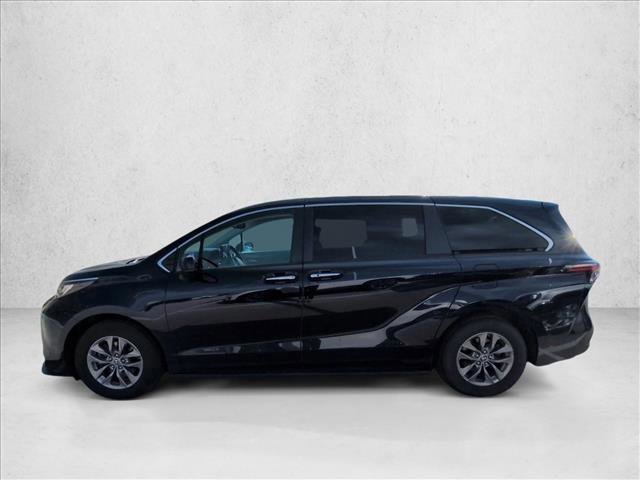 Used 2022 Toyota Sienna XLE image 3