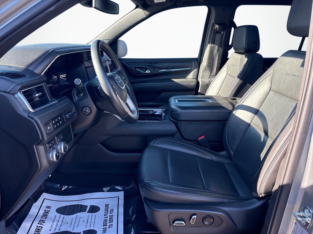 Used 2023 GMC Yukon XL Denali AWD/4WD image 25