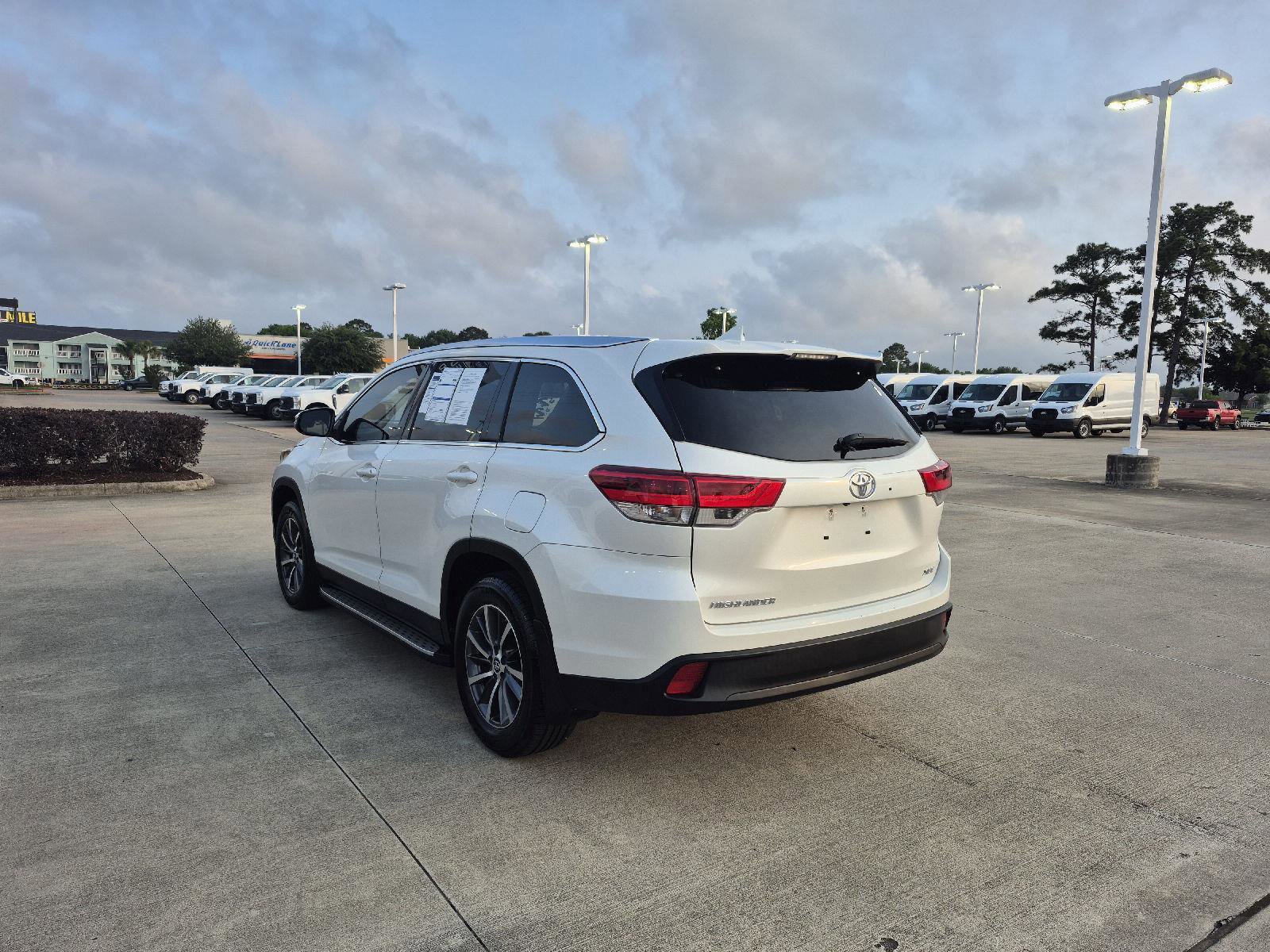 Used 2019 Toyota Highlander XLE FWD image 3