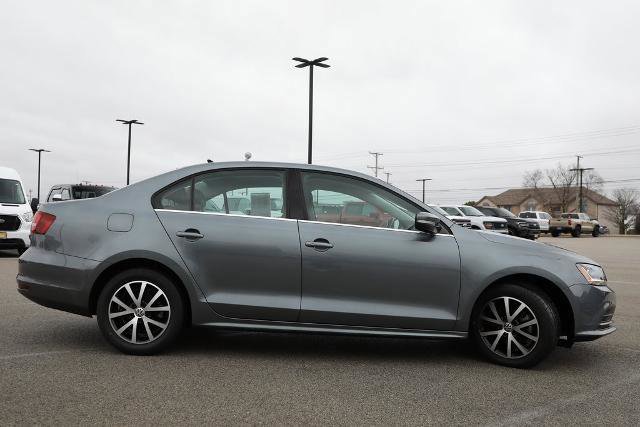 Used 2017 Volkswagen Jetta SE image 2