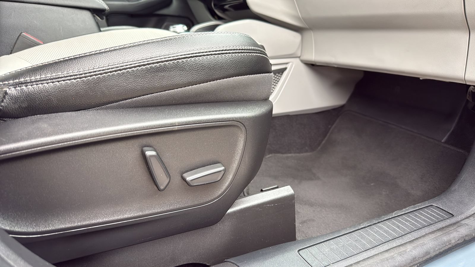 Certified 2023 Ford Escape Platinum w/ Premium Technology Package FWD image 21
