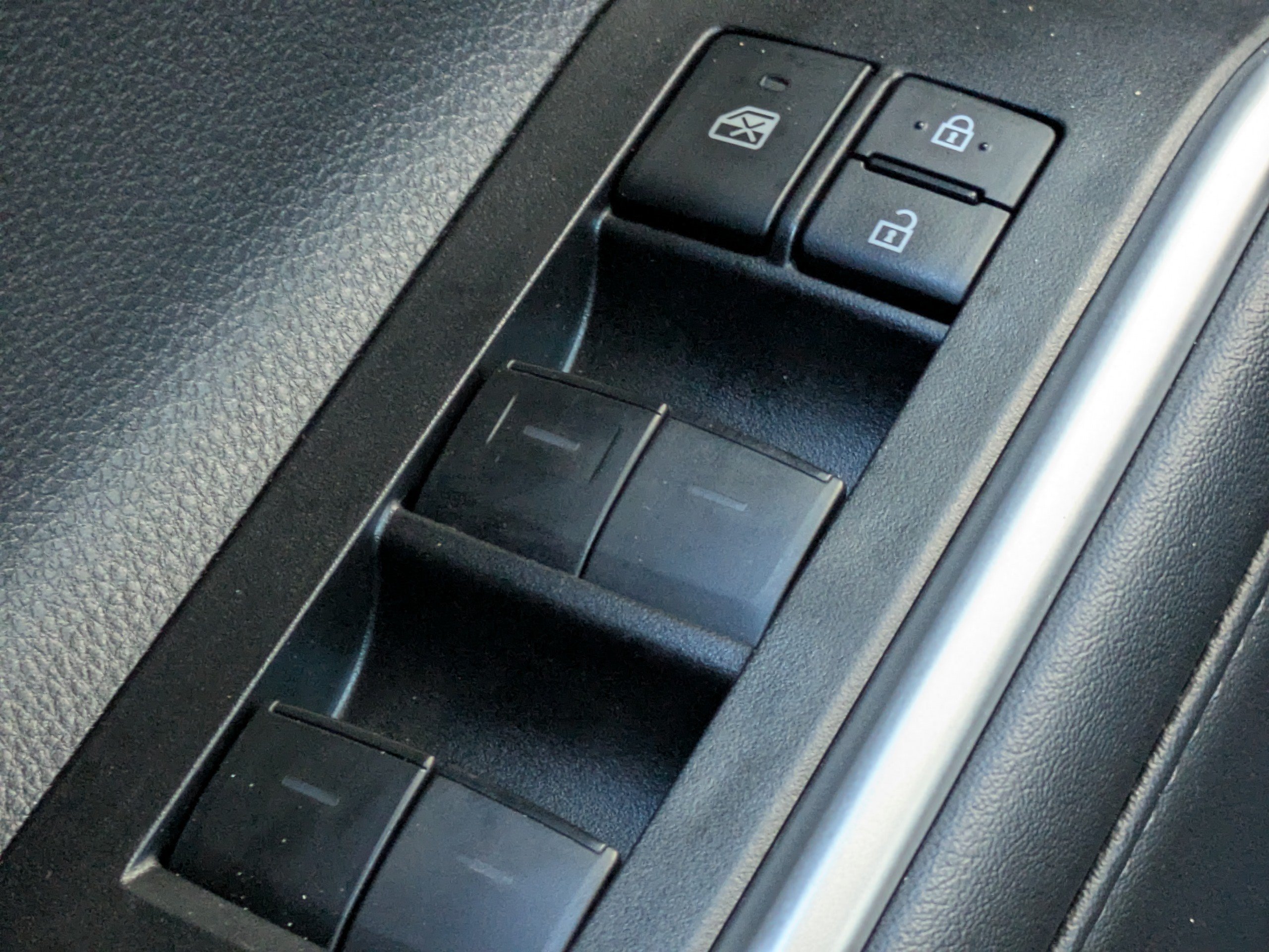 Used 2025 Toyota Highlander XLE FWD image 28