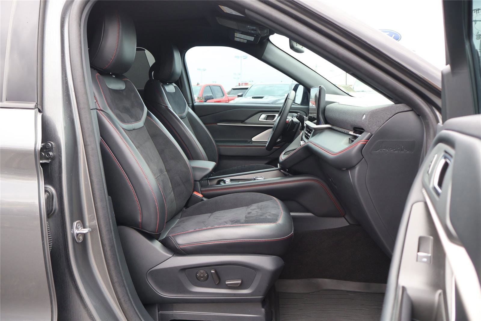 Certified 2025 Ford Explorer ST image 42