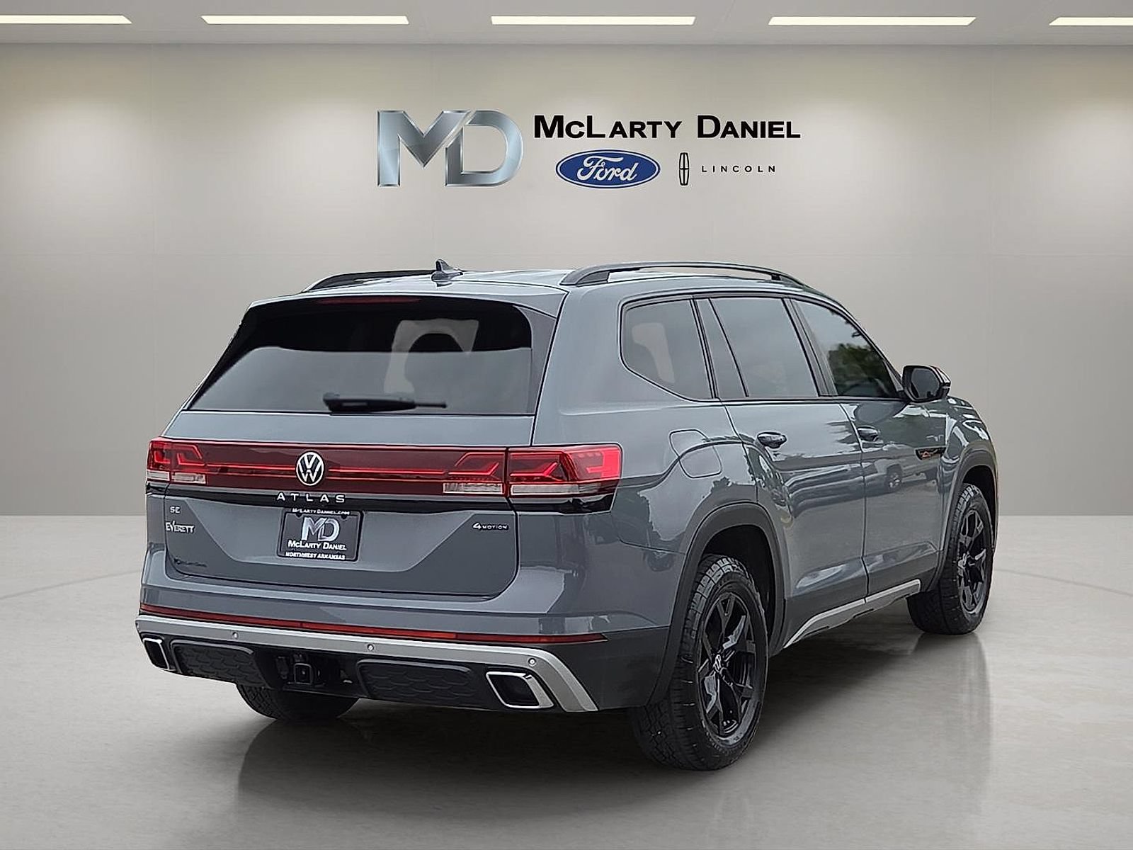 Used 2025 Volkswagen Atlas Peak Edition SE AWD/4WD image 5