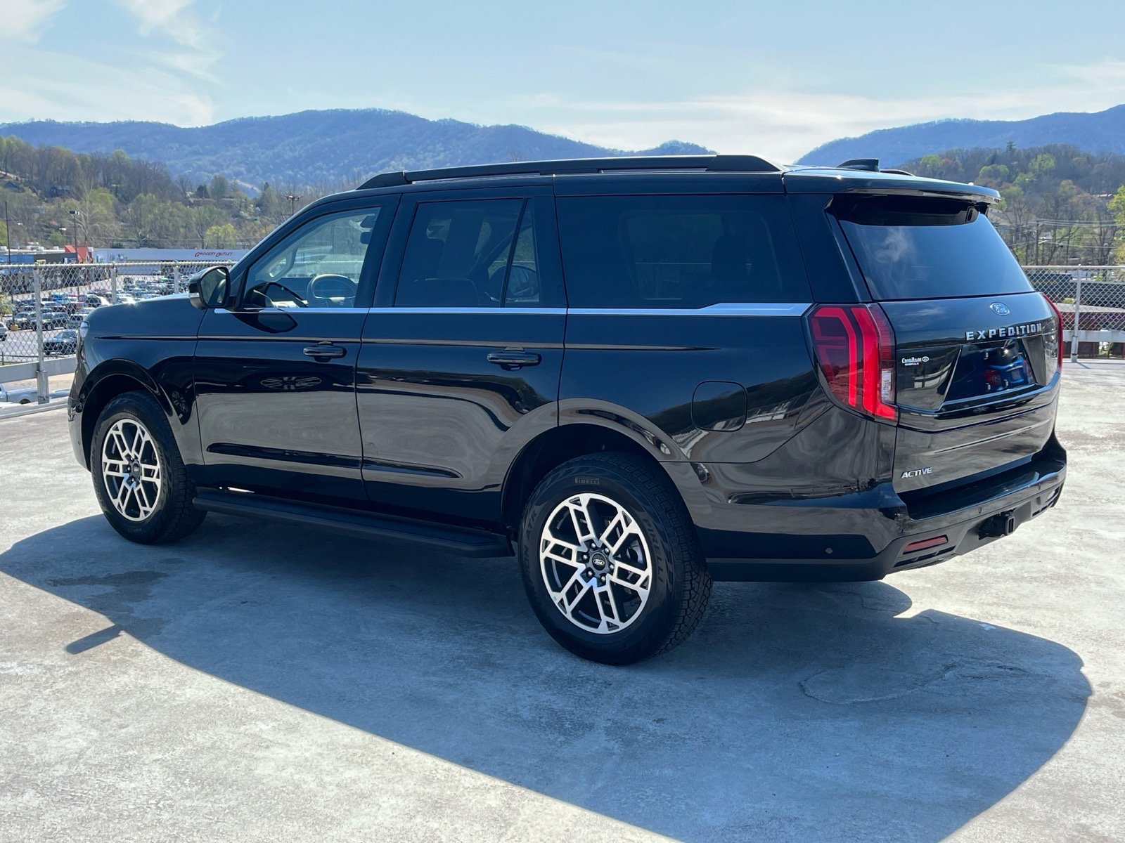 Certified 2025 Ford Expedition Active AWD/4WD image 4