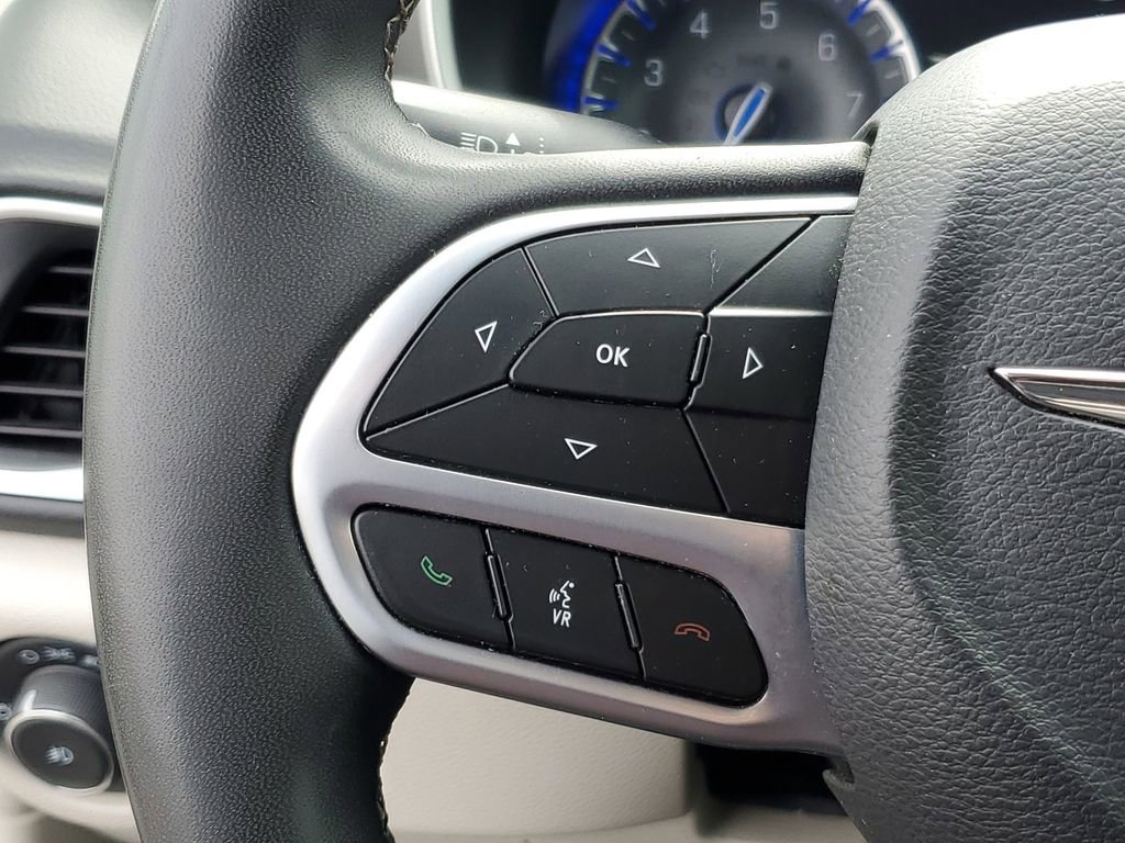 Used 2023 Chrysler Pacifica Touring-L image 16