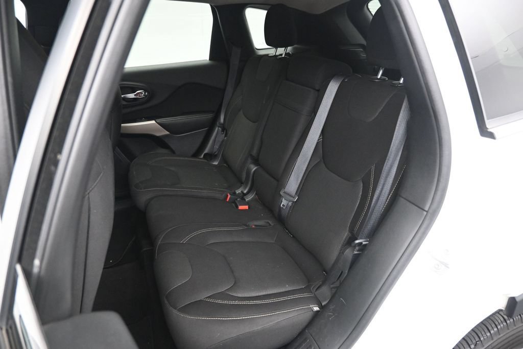 Used 2017 Jeep Cherokee Latitude FWD image 13