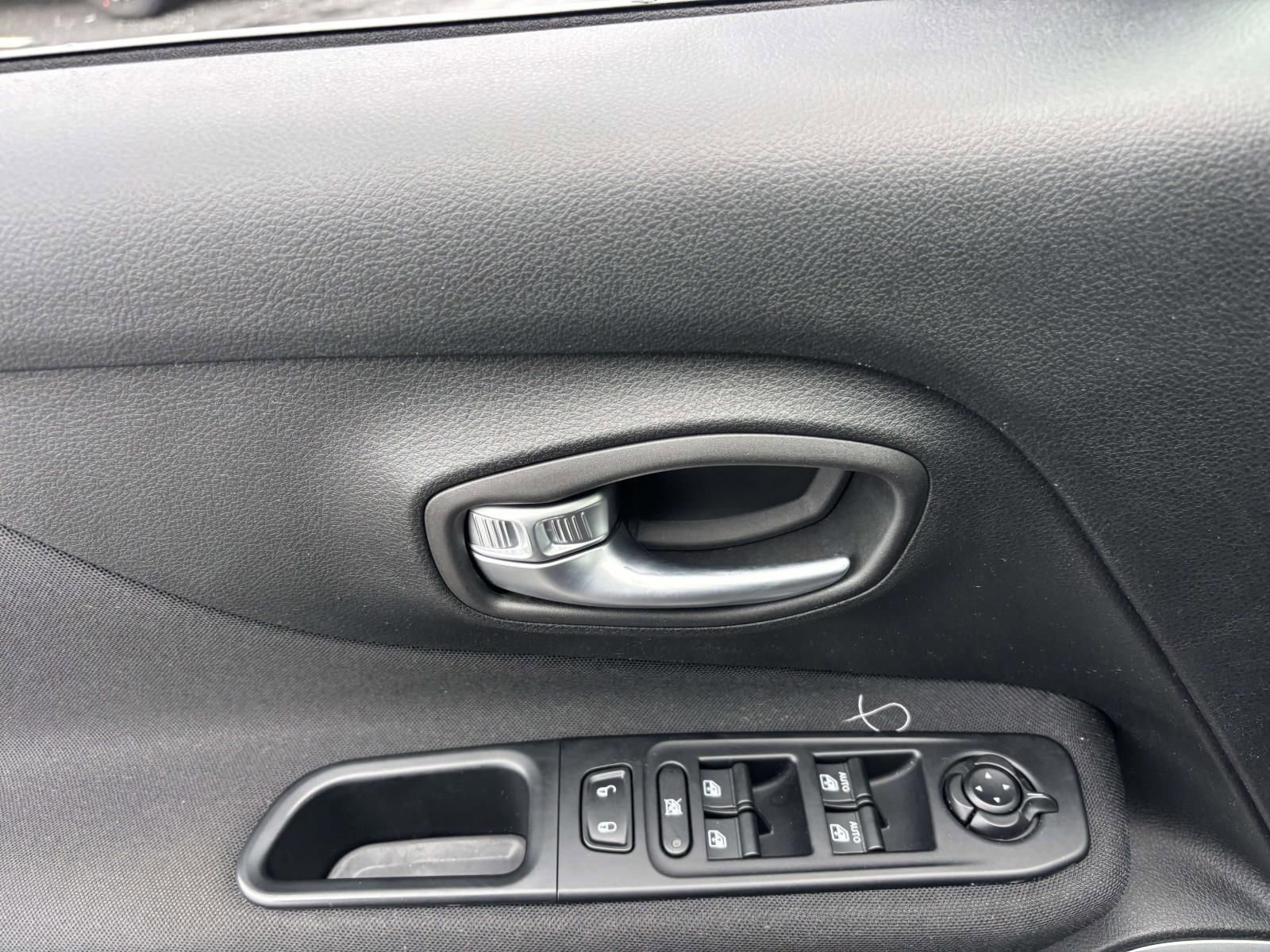 Used 2018 Jeep Renegade Sport w/ Power & Air Group image 14