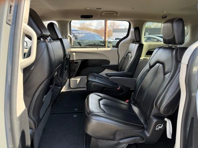 Used 2023 Chrysler Pacifica Touring-L image 26