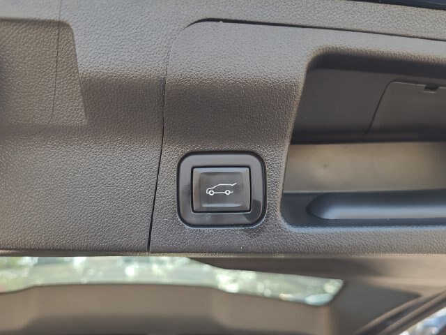 Used 2023 GMC Acadia SLE w/ Driver Convenience Package FWD image 17