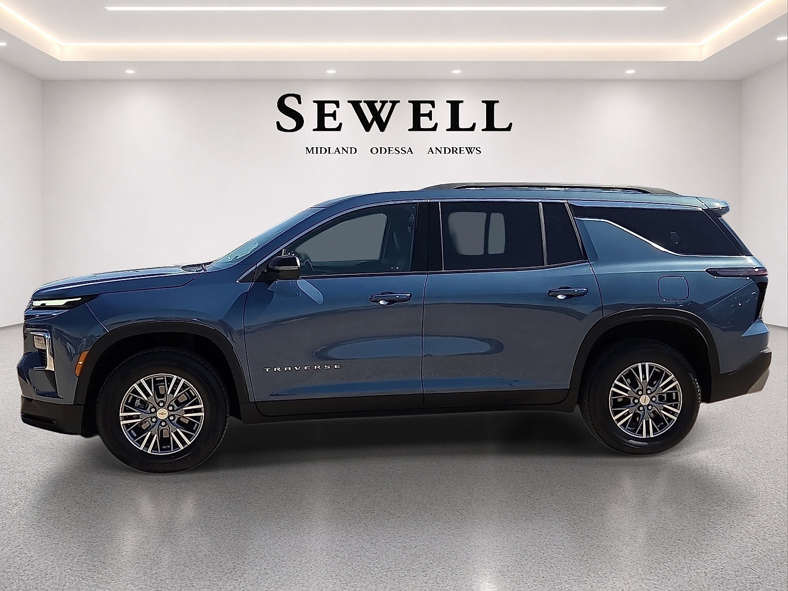 Used 2025 Chevrolet Traverse LT FWD image 2