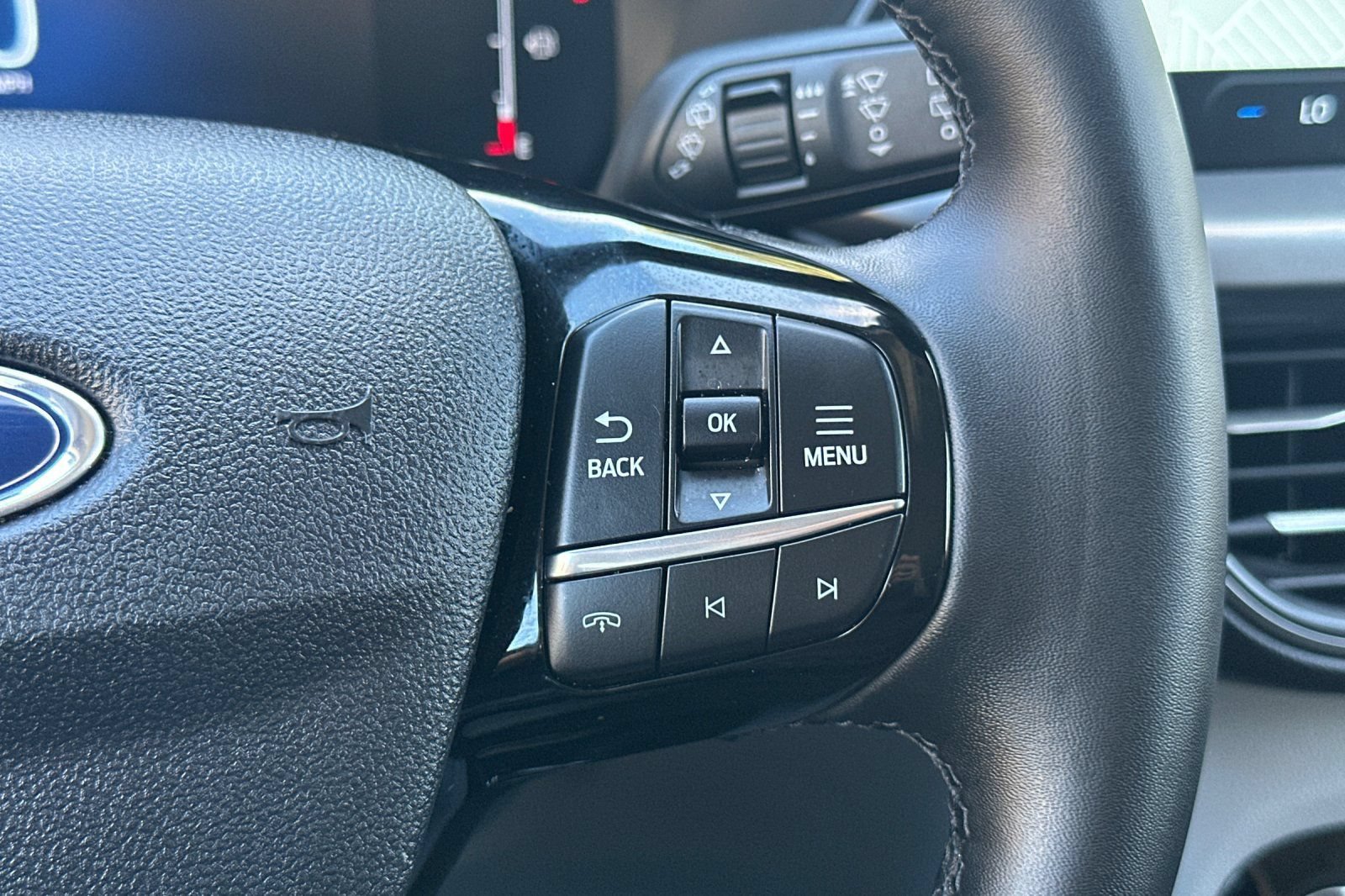 Certified 2025 Ford Escape SE FWD image 38