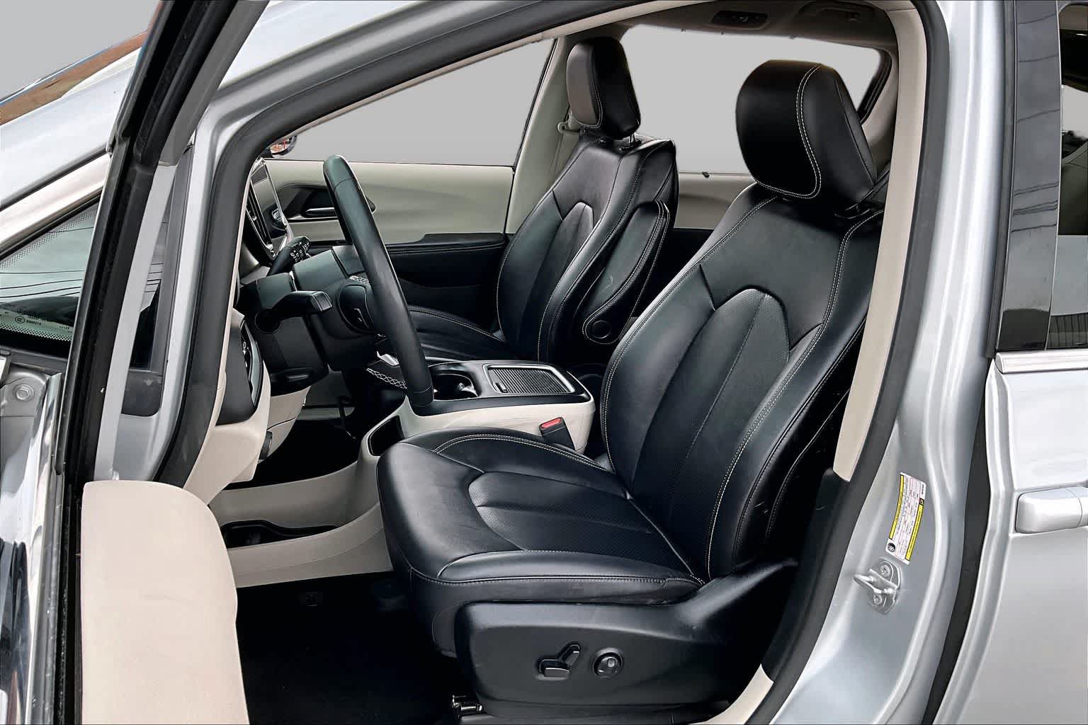 Used 2024 Chrysler Pacifica Touring-L FWD image 8