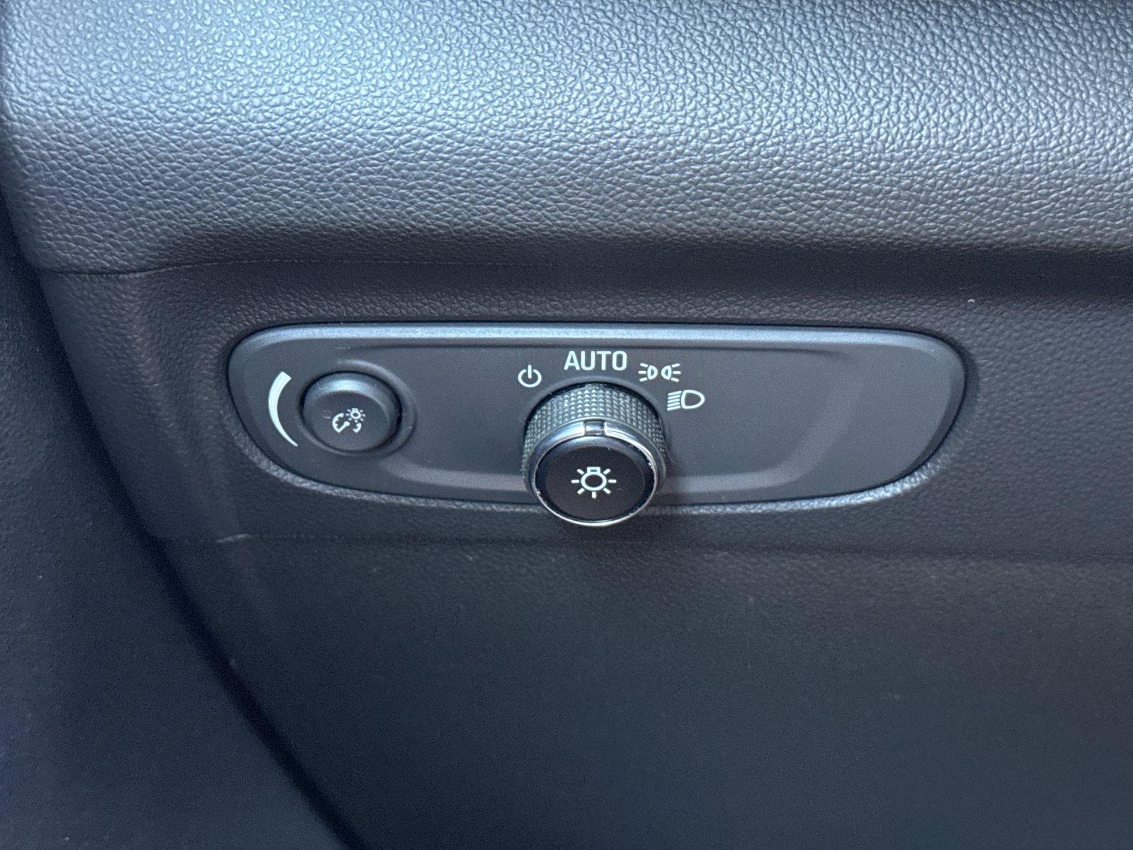 Used 2022 Buick Envision Essence w/ Sport Touring Package FWD image 33