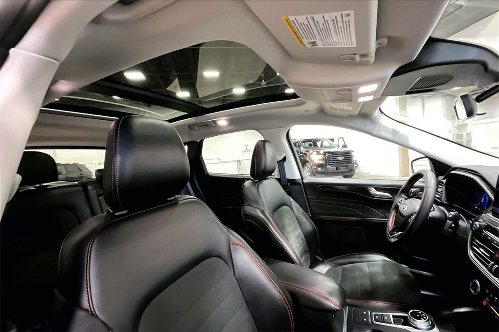 Certified 2022 Ford Escape SEL w/ SEL Stealth AWD Package image 21