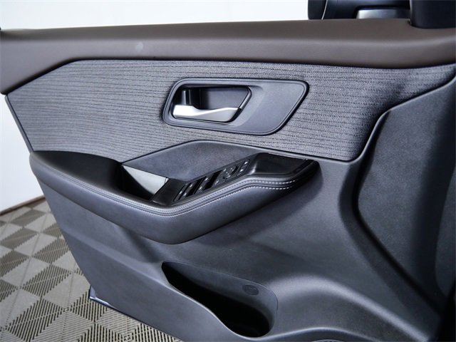 Used 2023 Nissan Rogue SV image 26