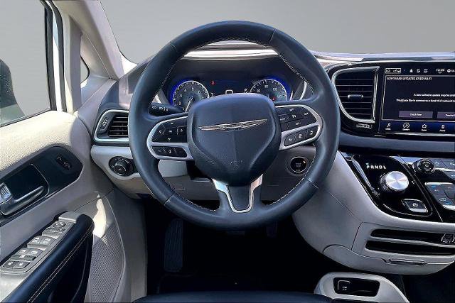 Used 2023 Chrysler Pacifica Touring-L FWD image 5