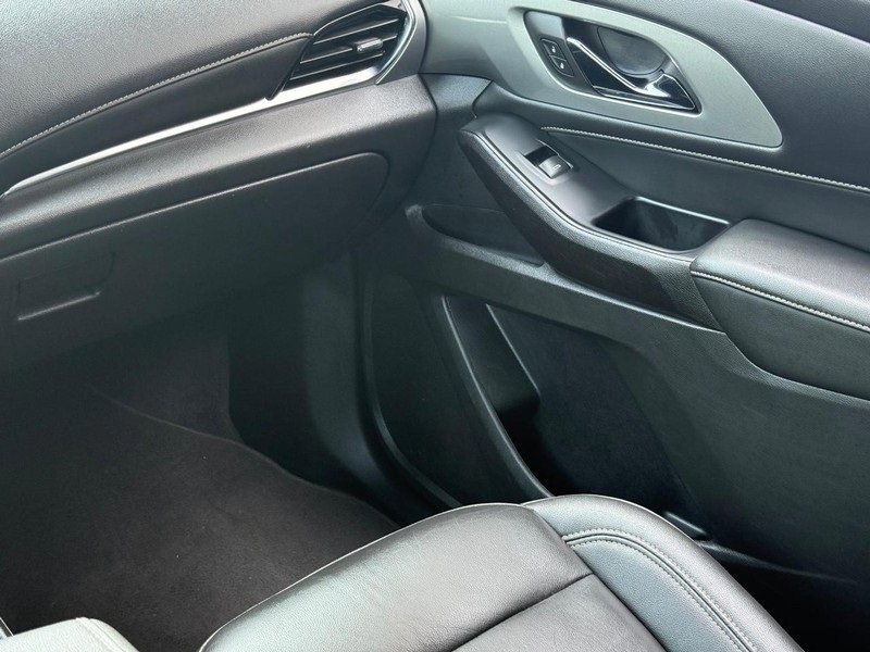 Used 2023 Chevrolet Traverse LT image 15