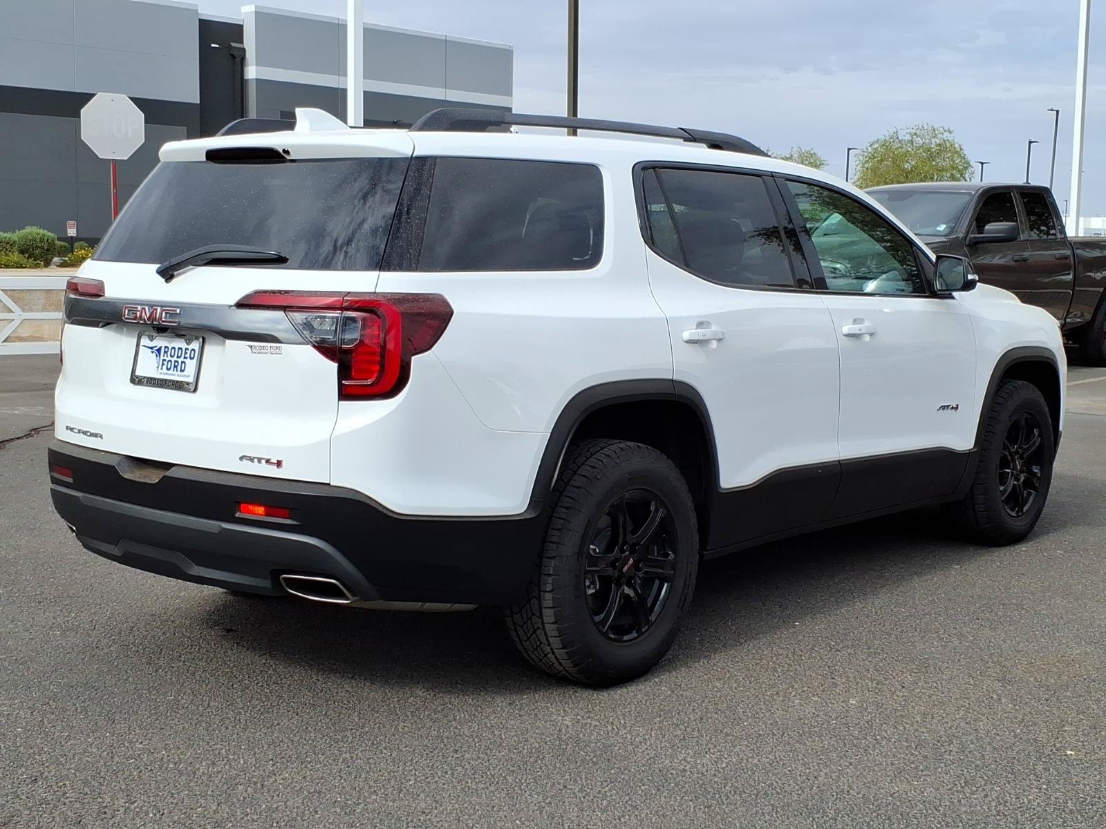 Used 2023 GMC Acadia AT4 w/ Technology Package AWD/4WD image 5