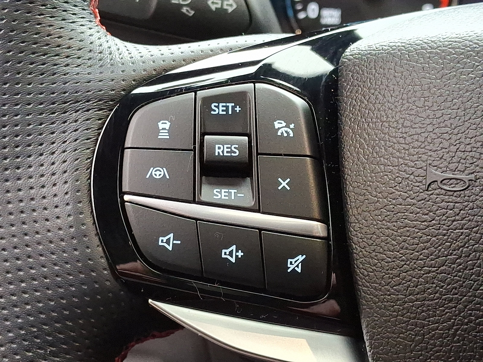 Certified 2022 Ford Explorer ST-Line w/ Class IV Trailer Tow Package image 25