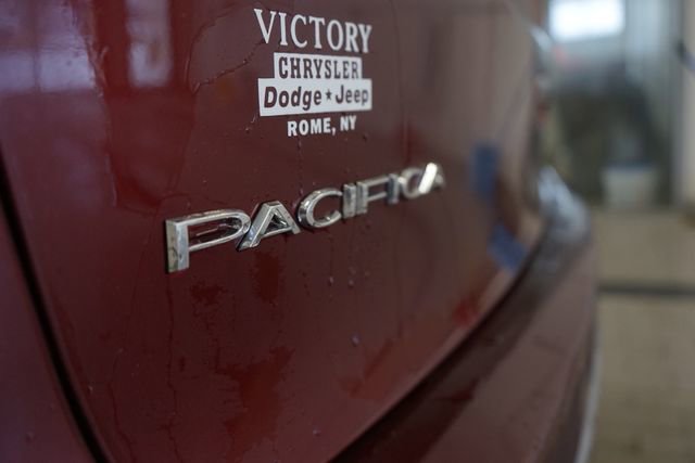 Used 2017 Chrysler Pacifica Touring-L image 13