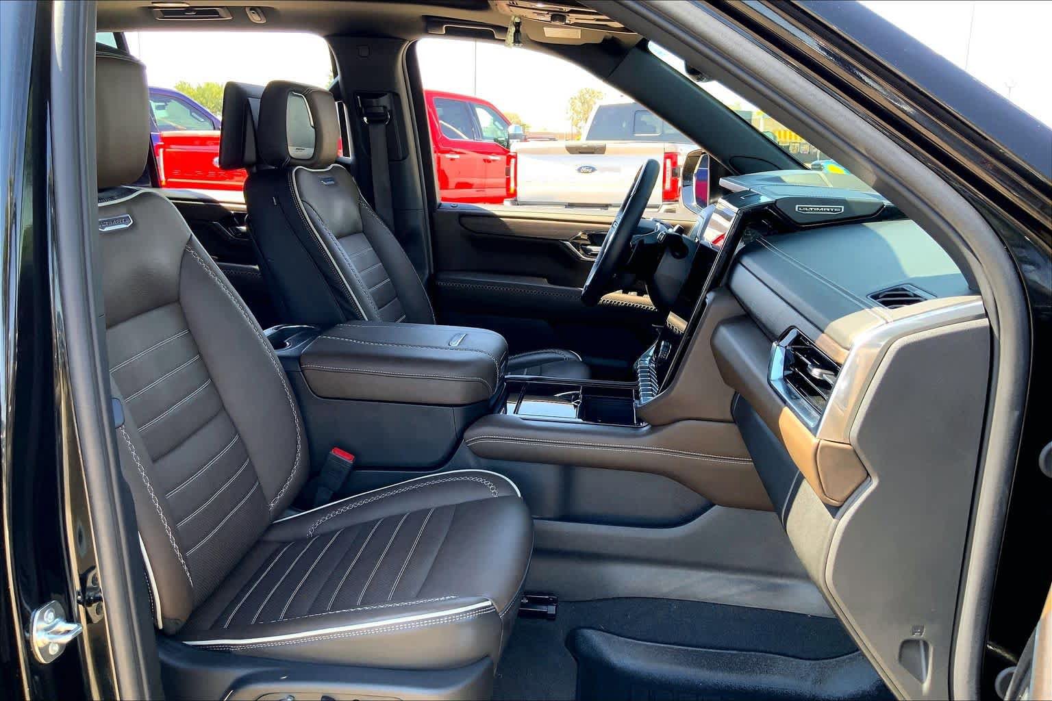 Used 2025 GMC Yukon Denali Ultimate AWD/4WD image 9