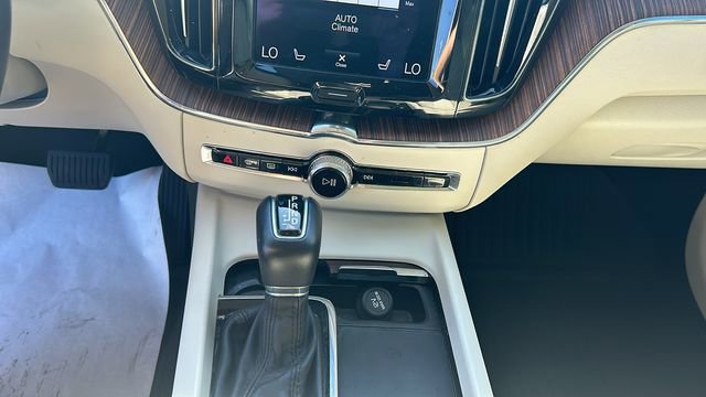 Used 2021 Volvo XC60 T5 Momentum w/ Advanced Package image 21