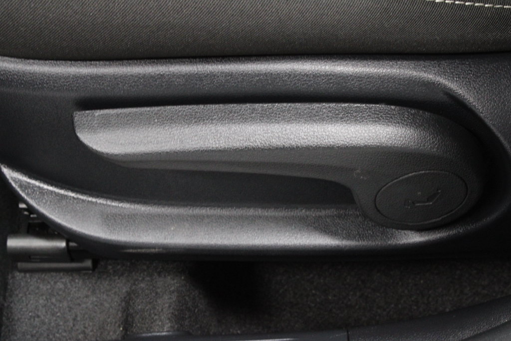 Used 2025 Hyundai Venue SEL FWD image 24