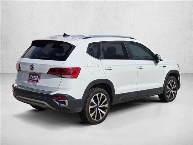 Used 2024 Volkswagen Taos SE w/ Panoramic Sunroof Package FWD image 5