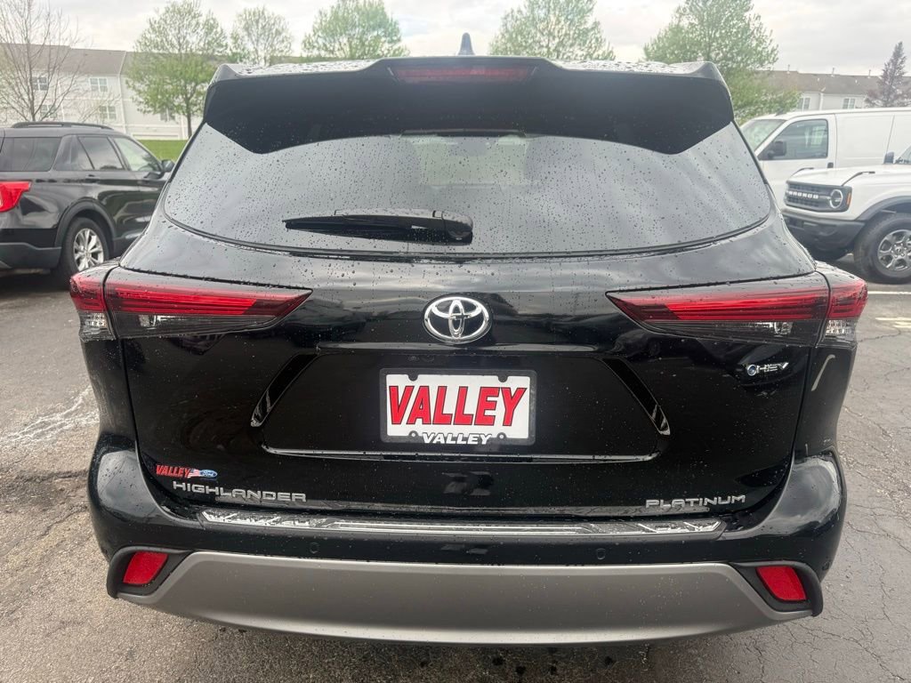 Used 2025 Toyota Highlander Platinum AWD/4WD image 4