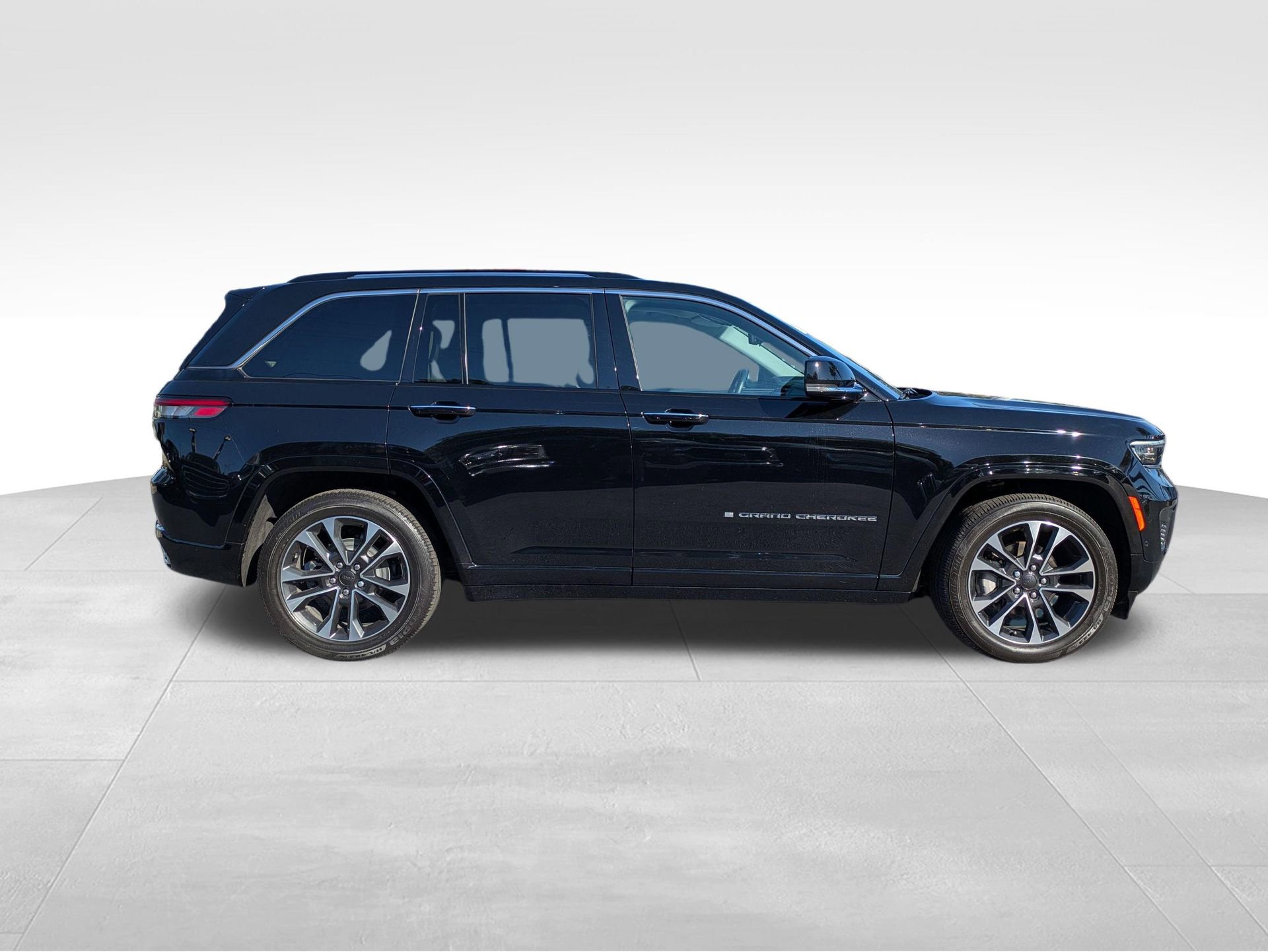 Used 2022 Jeep Grand Cherokee Overland w/ Luxury Tech Group IV image 4