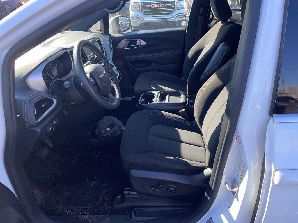 Used 2023 Chrysler Pacifica Touring image 9