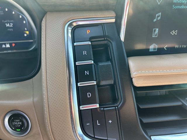 Used 2024 Chevrolet Tahoe Premier AWD/4WD image 36