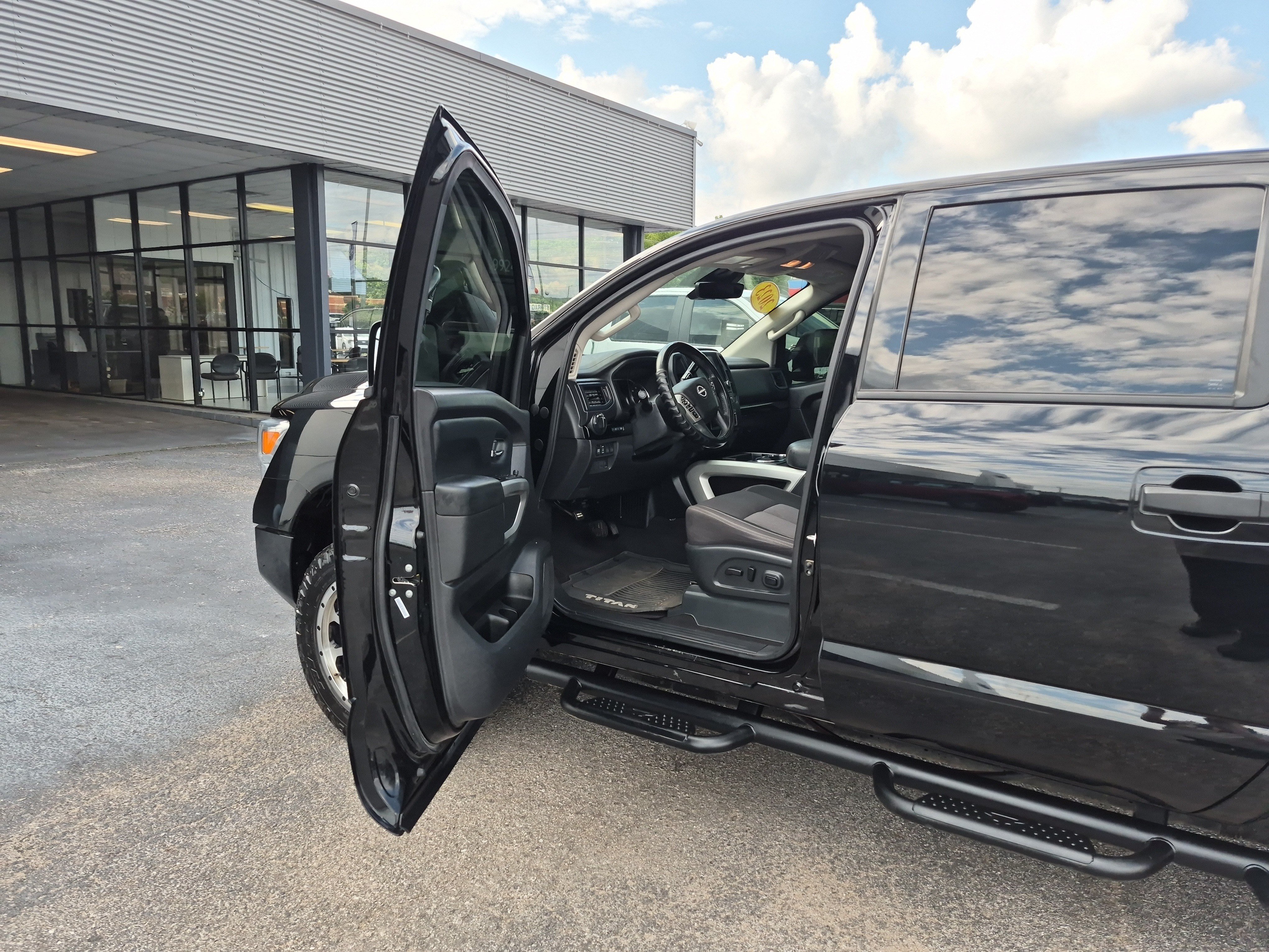 Used 2023 Nissan Titan SV w/ SV Convenience Package AWD/4WD image 12