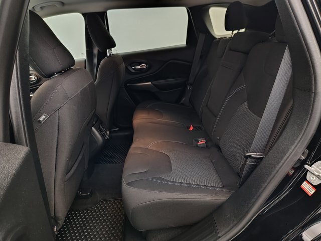 Used 2019 Jeep Cherokee Latitude w/ Cold Weather Group AWD/4WD image 21